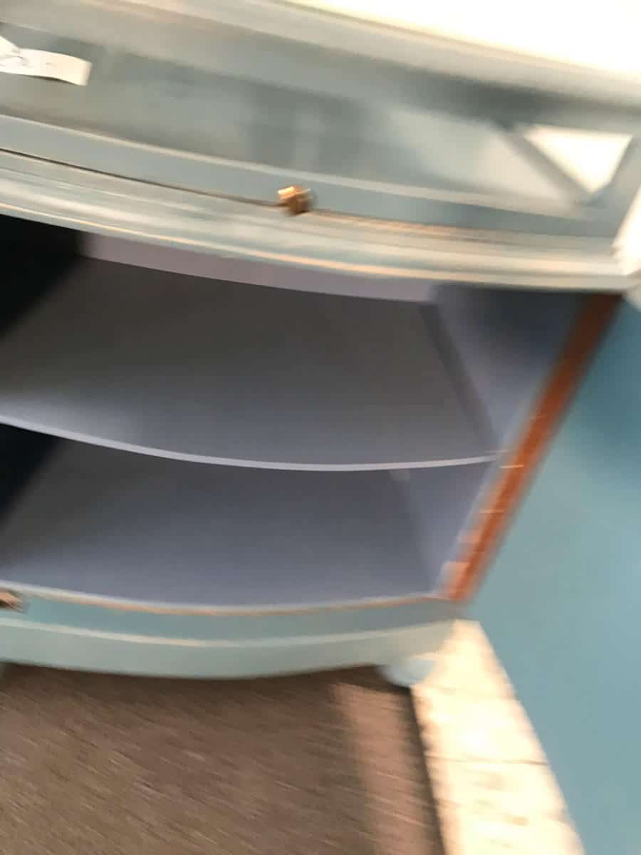 Liebevoll restaurierter kleiner Schrank mit Glasplatte in Türkis – Bild 6