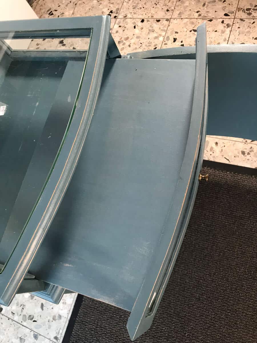 Liebevoll restaurierter kleiner Schrank mit Glasplatte in Türkis – Bild 5