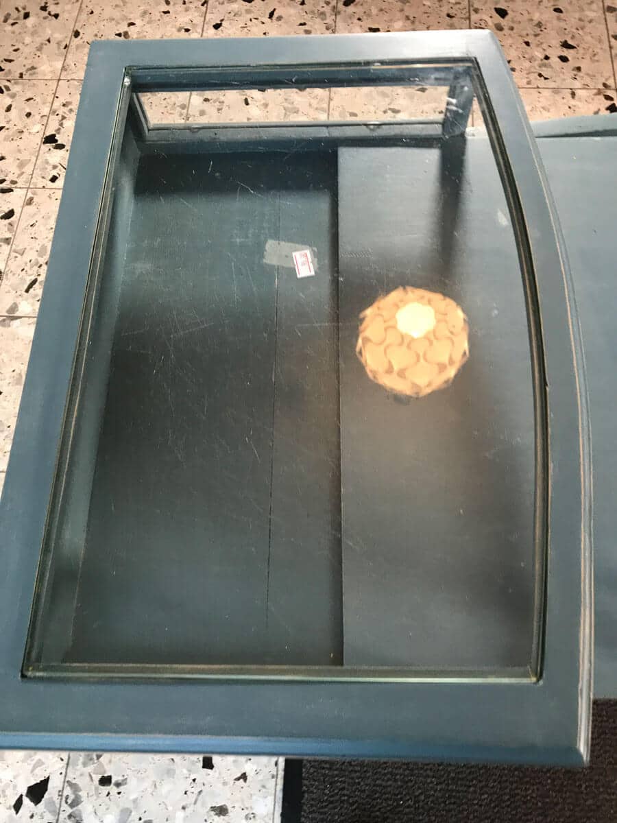 Liebevoll restaurierter kleiner Schrank mit Glasplatte in Türkis – Bild 4