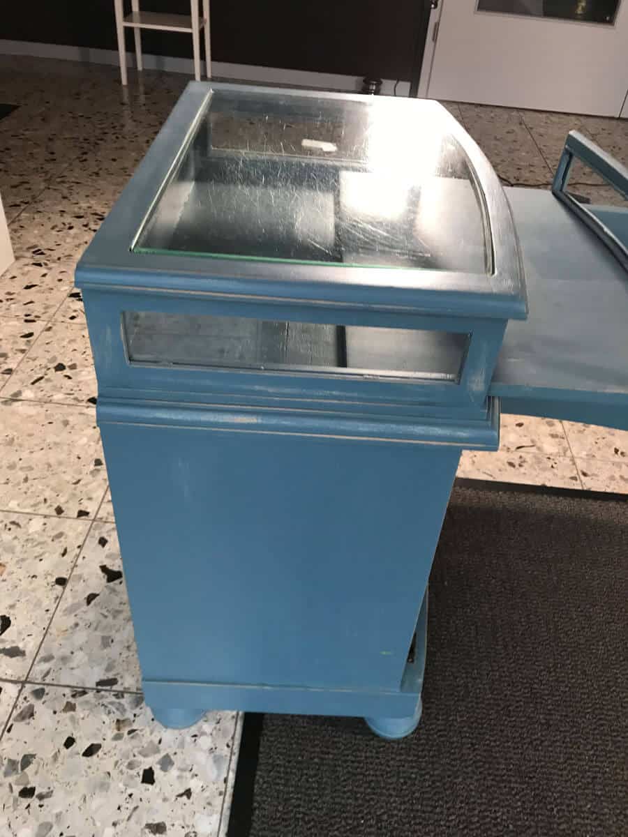 Liebevoll restaurierter kleiner Schrank mit Glasplatte in Türkis – Bild 3