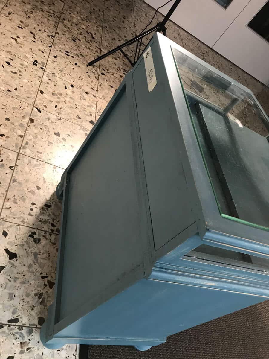 Liebevoll restaurierter kleiner Schrank mit Glasplatte in Türkis – Bild 2