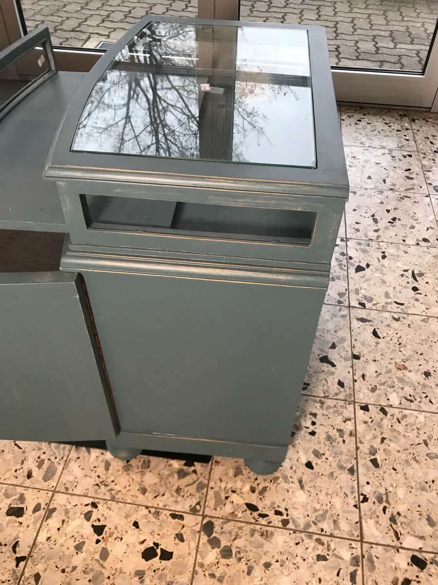 Liebevoll restaurierter kleiner Schrank mit Glasplatte in Türkis – Bild 7