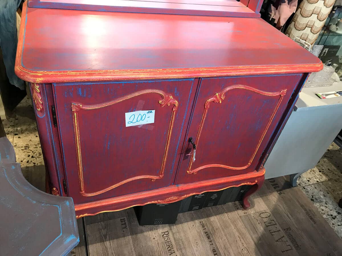 Liebevoll restaurierter Spiegelschrank in Rot – Bild 7