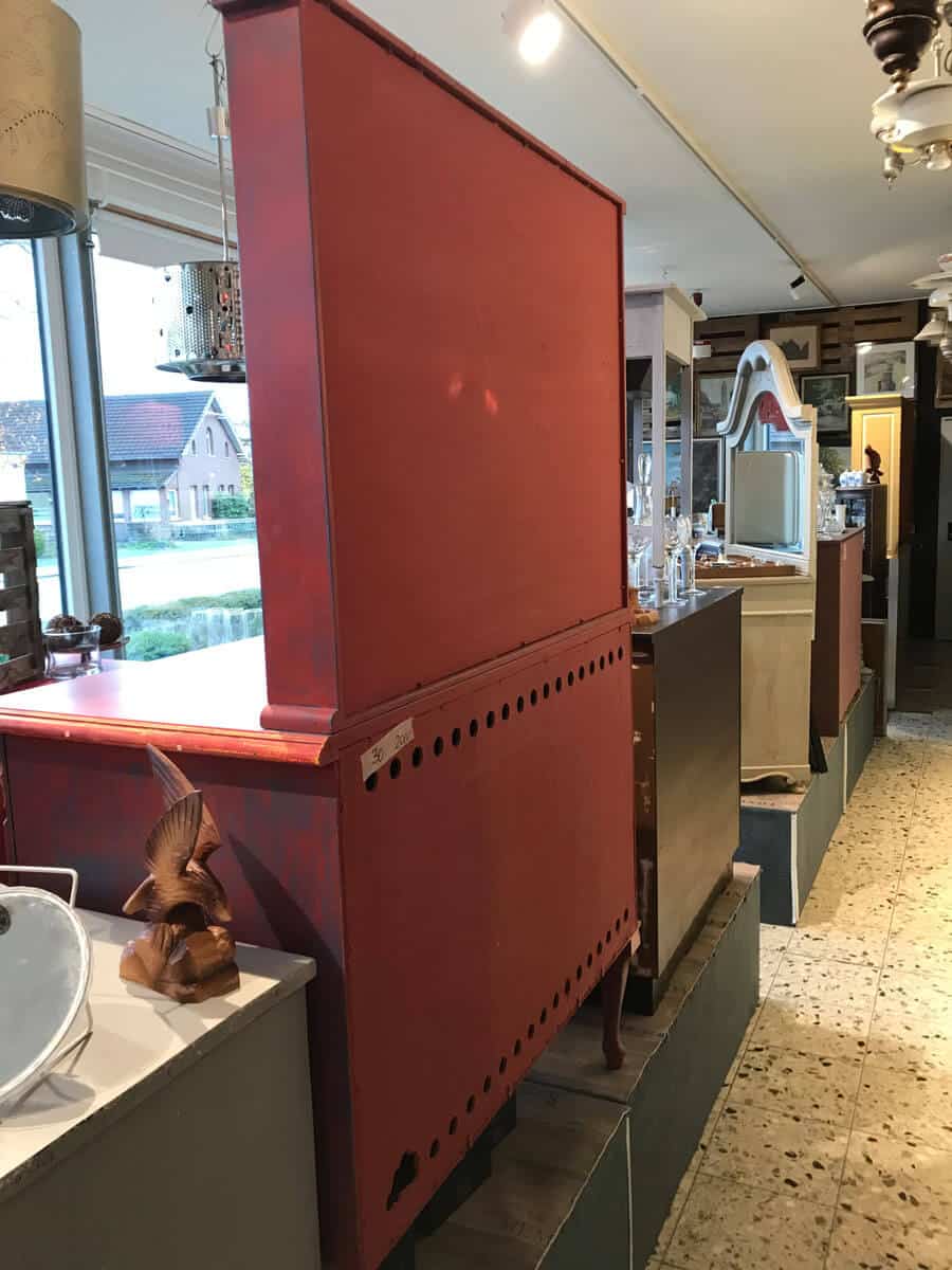 Liebevoll restaurierter Spiegelschrank in Rot – Bild 6
