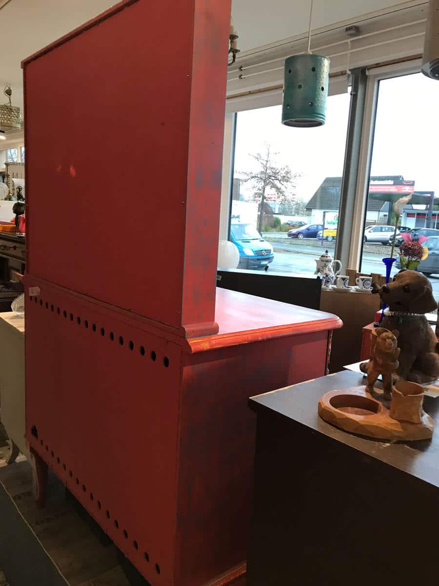 Liebevoll restaurierter Spiegelschrank in Rot – Bild 5
