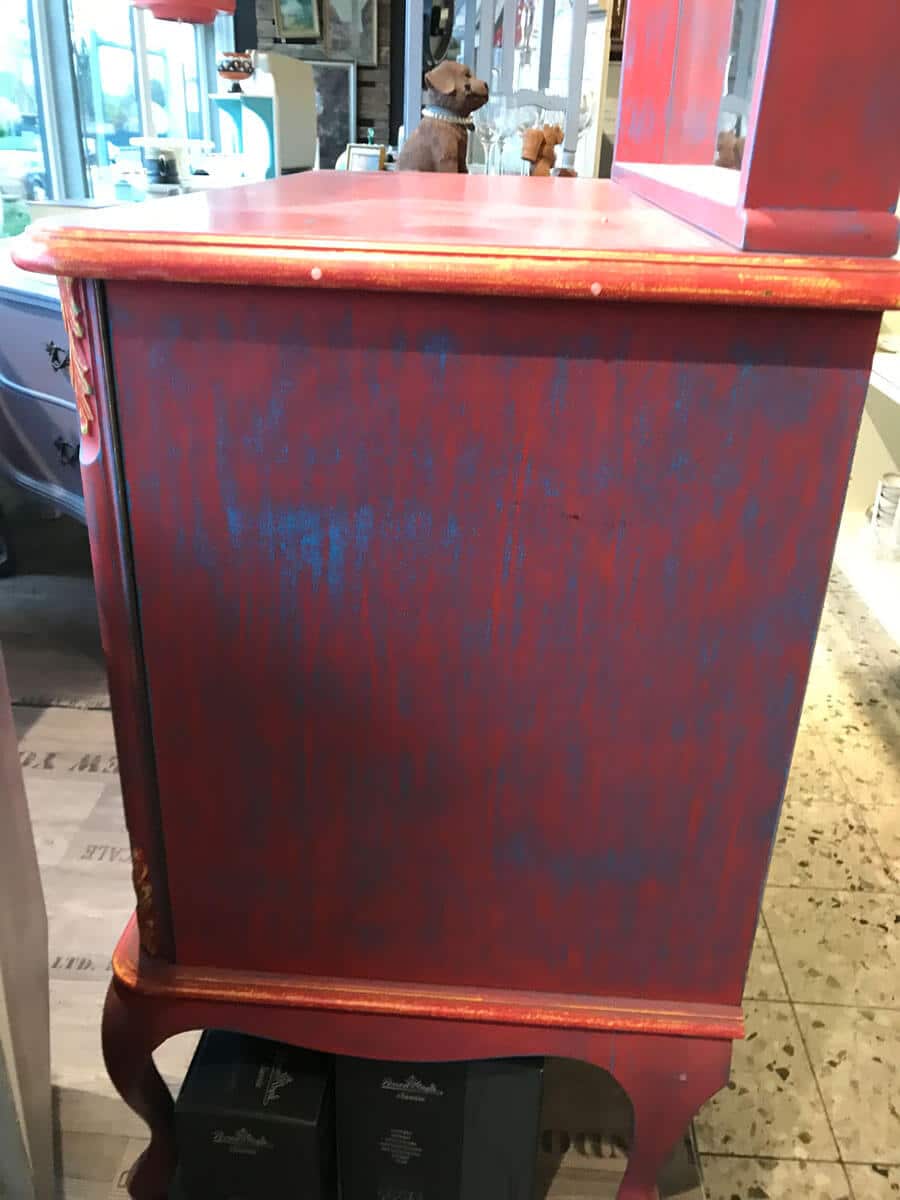 Liebevoll restaurierter Spiegelschrank in Rot – Bild 3