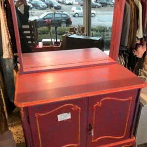 Liebevoll restaurierter Spiegelschrank in Rot