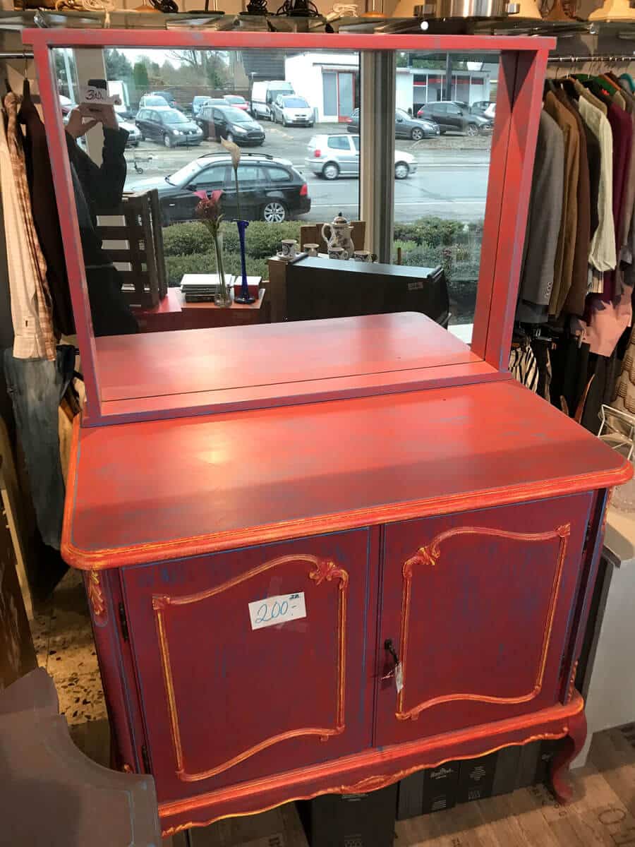 Liebevoll restaurierter Spiegelschrank in Rot