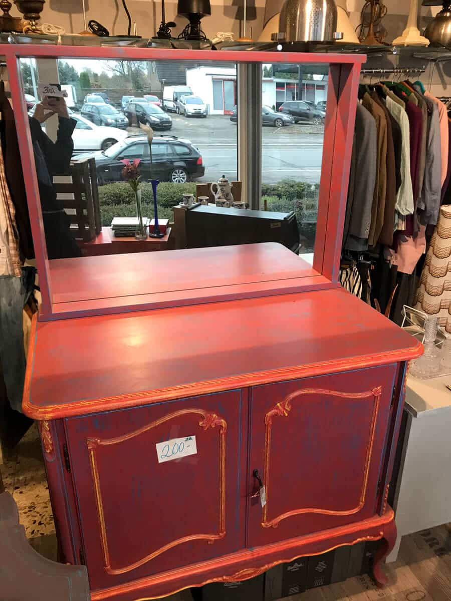 Liebevoll restaurierter Spiegelschrank in Rot – Bild 8