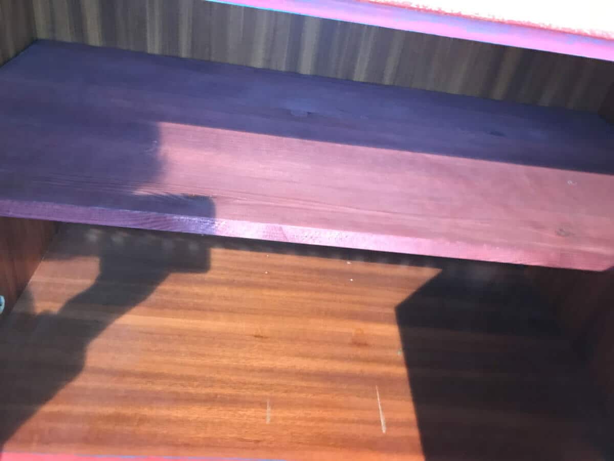 Liebevoll restaurierter Spiegelschrank in Rot – Bild 10