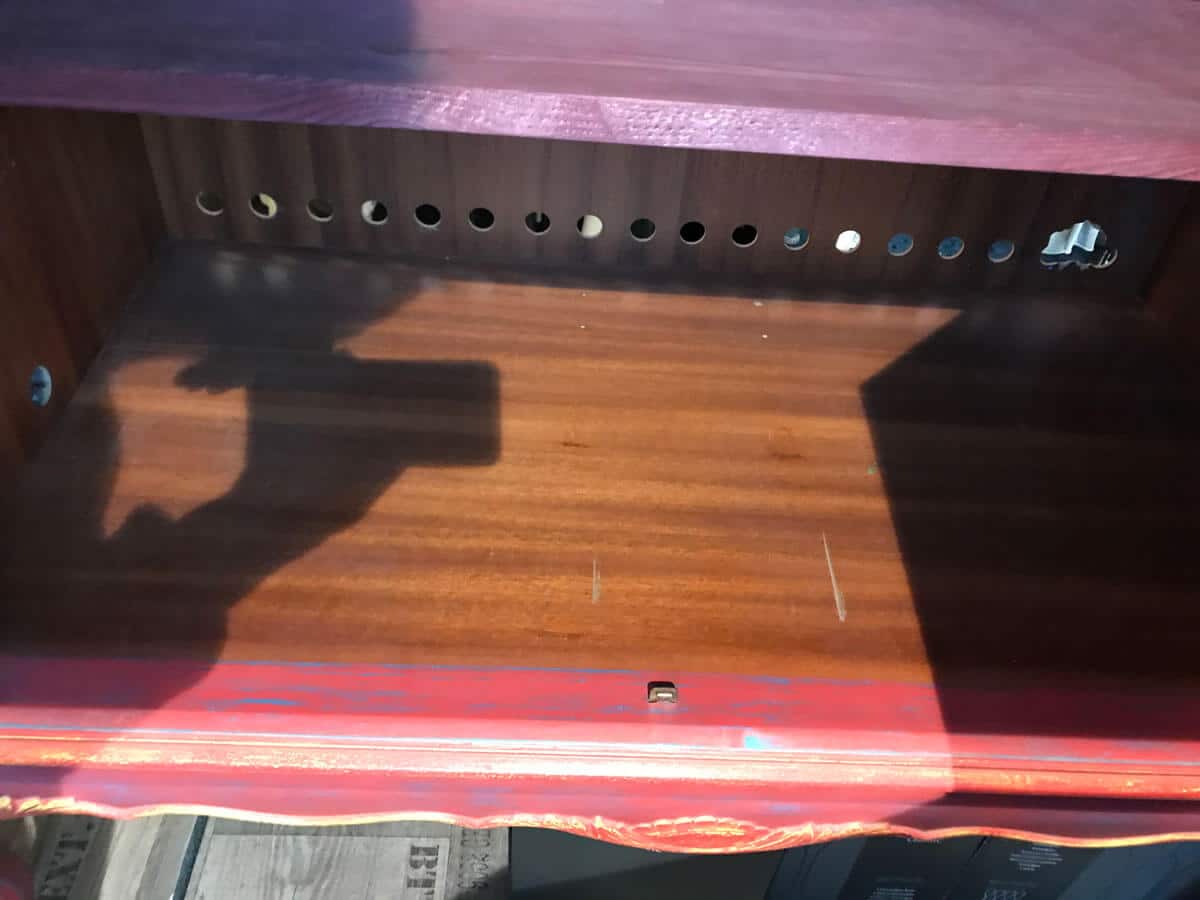 Liebevoll restaurierter Spiegelschrank in Rot – Bild 9