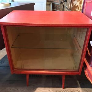 Liebevoll restaurierte Vitrine in Rot