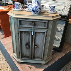 Liebevoll restaurierter kleiner Schrank in Grün-Blau