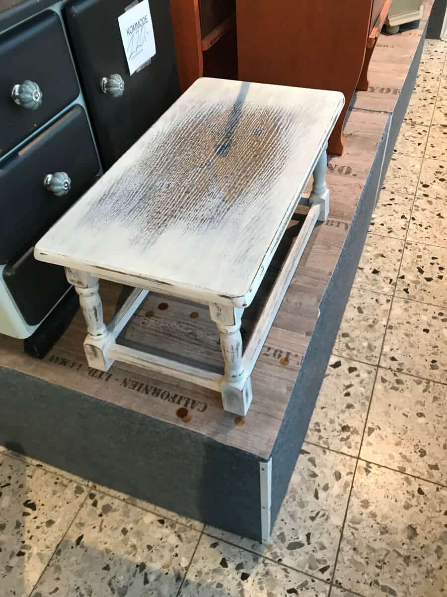 Liebevoll restaurierter kleiner Tisch in Weiß-Grau – Bild 3
