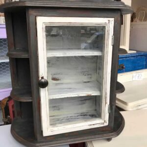 Liebevoll restaurierte kleine Schrankvitrine