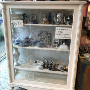 Liebevoll restaurierter Glasschrank