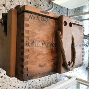 Munitionskiste aus dem Jahr 1942 zum Schrank umgebaut