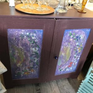 Liebevoll restaurierter Schrank in Brombeer