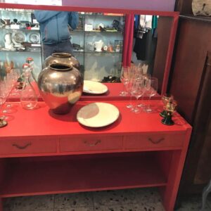 Liebevoll restaurierte Spiegelkommode in rot