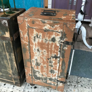 Liebevoll restaurierte Packkiste zum Schrank umgebaut